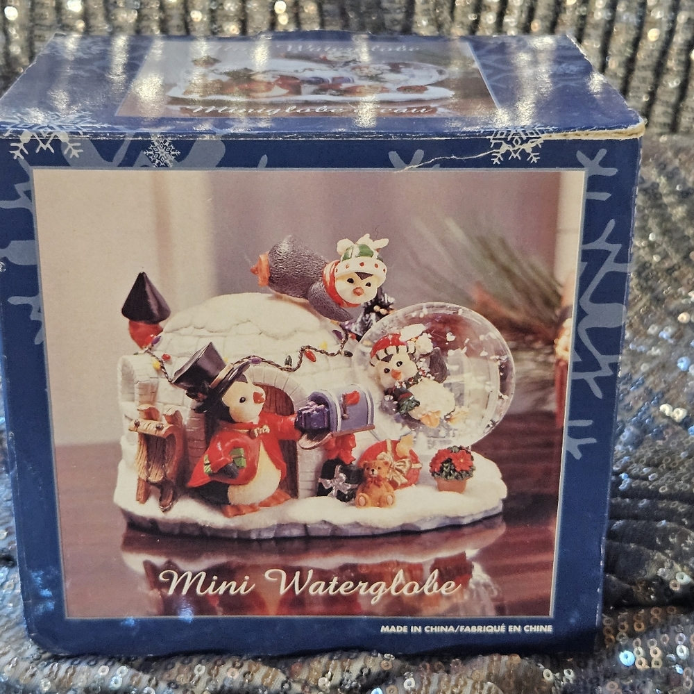 Charming Penguin Snow Globe - Picture 6 of 7